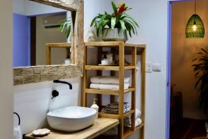baño con lavabo en una estantería de madera en Solea Villa Tropical en Santa Marta