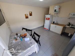 薩爾塔的住宿－Departamentos Araoz，一间带桌子和冰箱的小厨房