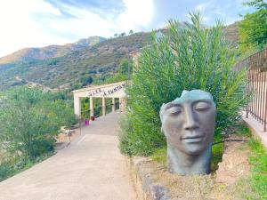 Una estatua de una cabeza con una planta. en Gîte A Funtana, en Manso