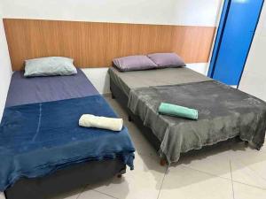 two beds sitting next to each other in a room at Studio Aconchegante Ao lado Expo Center Norte SP in São Paulo