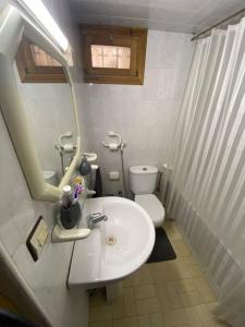 een witte badkamer met een wastafel en een toilet bij Cozy apartment near city center in Fès