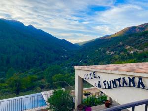 balcón con vistas a las montañas en Gîte A Funtana, en Manso
