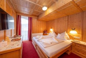Posteľ alebo postele v izbe v ubytovaní Hotel Latini + 37 fotografií