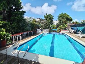a large swimming pool with blue water at Hospedaje Turistico Angula Place in San Andrés