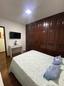 1 dormitorio con 1 cama grande y TV en Apartamento 3 quartos em Belém, en Belém