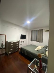 1 dormitorio con 1 cama, TV y espejo en Apartamento 3 quartos em Belém, en Belém