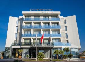 un hotel con un cartello sulla parte anteriore di Dominium Hotel ad Agadir