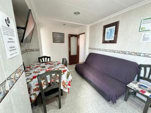 ノベルダにあるCasa Angela de Noveldaの小さなベッドルーム(ベッド1台、テーブル付)