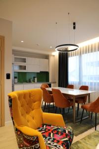 a dining room and kitchen with a table and chairs at Moaline Apartments, free parking in Sarajevo