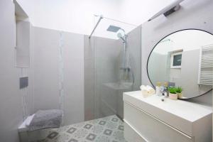 Exclusive & Spacious Central Residence w/ 4BEDRM 2BATHRM في بودابست: حمام مع دش ومغسلة ومرآة