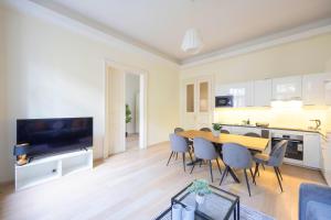 Una televisión o centro de entretenimiento en Exclusive & Spacious Central Residence w/ 4BEDRM 2BATHRM