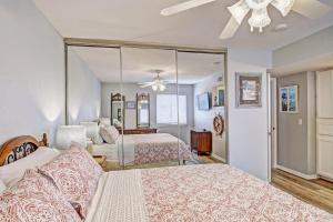 sypialnia z 2 łóżkami i wentylatorem sufitowym w obiekcie Mystic Harbor 301 w mieście Wyspa Padre