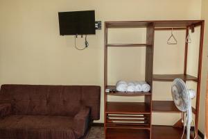 San Alejo Zero في San Jacinto: غرفة معيشة مع أريكة وسرير بطابقين