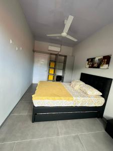 - une chambre avec un lit et un ventilateur de plafond dans l'établissement Casa Mariposa, à Herradura