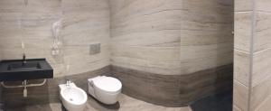 ディアーノ・マリーナにあるHotel Splendidのバスルーム(トイレ、洗面台付)
