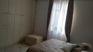 - une chambre avec un lit et une fenêtre dans l'établissement Hotel Splendid, à Diano Marina