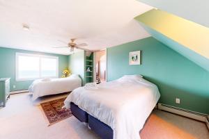 Ocean House في Nameloc Heights: غرفة نوم بسريرين وجدار ازرق