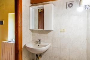 een badkamer met een wastafel en een spiegel bij La Castellaccia in Campagnatico