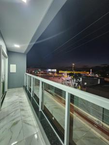 een balkon met uitzicht op de stad in de nacht bij Apartamento verão in Vila Velha