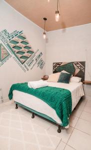 1 dormitorio con 1 cama con manta verde en Casa Amaranto en Panajachel