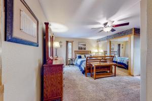 um quarto com duas camas e uma mesa num quarto em River View Escape em Wisconsin Dells