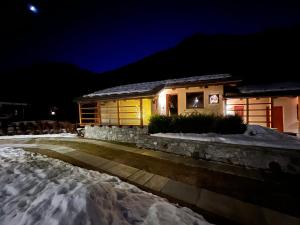 a house in the snow at night at De Goldene Traum in Gressoney-Saint-Jean