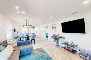 Μια τηλεόραση ή/και κέντρο ψυχαγωγίας στο Bay Acres Bungalow - A