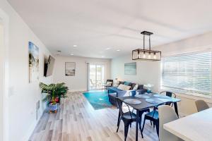 een woonkamer met een tafel en een bank bij Bay Acres Bungalow - A in Osprey