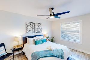 Ένα ή περισσότερα κρεβάτια σε δωμάτιο στο Bay Acres Bungalow - A