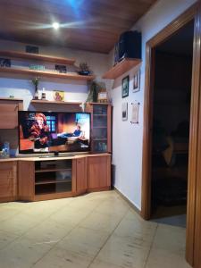 a living room with a flat screen tv in a room at Habitación acogedora a 20min del centro, en Barcelona in Santa Coloma de Gramanet