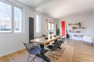 - une salle à manger avec une table et des chaises en bois dans l'établissement Magnifique Villa Anatole France en plein coeur de Paris - 11P, à Saint-Denis