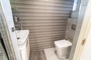 Ένα μπάνιο στο hendon Central 2 bed room 20 minutes to central London +33 φωτογραφίες