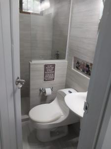 een badkamer met een wit toilet en een wastafel bij Espectacular cabaña en Coveñas - Sucre, Frente al mar!!! in Coveñas