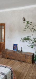 una sala de estar con una mesa de madera y una planta en Domenica Casa Hotel en La Cumbre