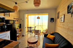 Køkken eller tekøkken på L’éclat maritime ! T2 / Clim / Piscine / Vue mer + 26 billeder