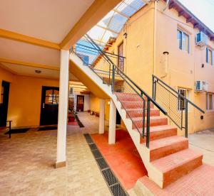 una escalera interior en un edificio con techo de cristal en Apartment Al Sur en Malargüe