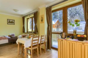 クリニツァ・ズドルイにあるWilla Antidotumのキッチン、リビングルーム(テーブル、椅子付)
