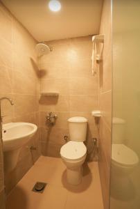 La salle de bains est pourvue de toilettes et d'un lavabo. dans l'établissement City inn Cairo hostel Caca, au Caire