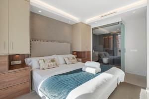 Posteľ alebo postele v izbe v ubytovaní Beach front apartment with pool + 13 fotografií