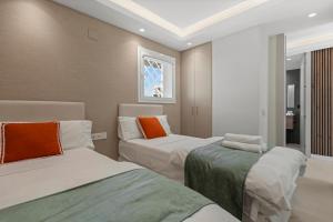 Postel nebo postele na pokoji v ubytování Beach front apartment with pool