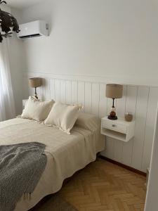 康科迪亞的住宿－Dos Ambientes Deluxe Concordia Centro，一间卧室配有一张带两盏灯的床。