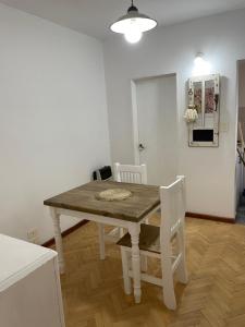 a dining room table and chairs in a room at Dos Ambientes Deluxe Concordia Centro in Concordia