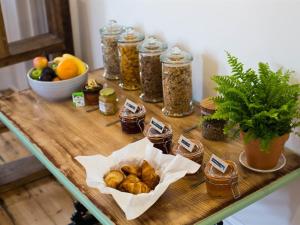 una mesa con tarros de comida y un bol de fruta en The Smugglers Rest en Woolacombe