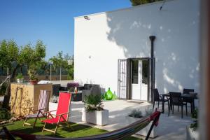 a patio with chairs and a table in a yard at Casina Anna Maria in Francavilla Fontana