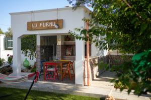 a small house with a table in a yard at Casina Anna Maria in Francavilla Fontana