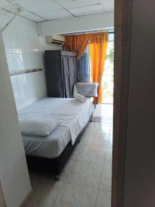 Cama pequeña en habitación con ventana en Alojamiento cómodo en una ubicación maravillosa!, en Cartagena de Indias
