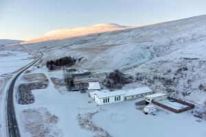 eine Luftansicht eines Hauses im Schnee in der Unterkunft Studlagil INN Hostel in Skjöldólfsstaðir