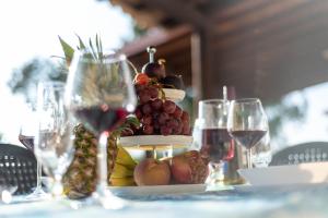 a table with a plate of fruit and wine glasses at Casa Giardinello in Ribera