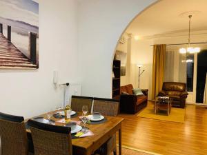 een woonkamer met een tafel en stoelen en een woonkamer bij Danube Dwelling Asboth 19-1 in Boedapest