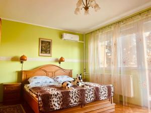 ein Schlafzimmer mit einem Bett mit zwei ausgestopften Tieren darauf in der Unterkunft Sunny & Green in Hévíz